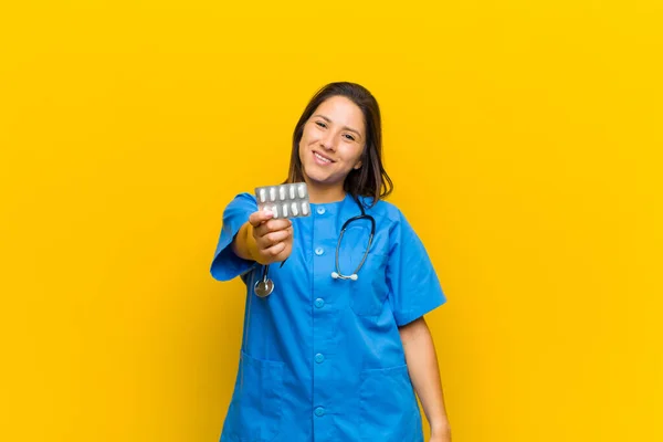 Krankenschwester Mit Pils Gegen Orangefarbene Wand — Stockfoto