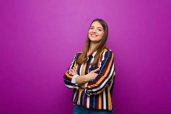 Jonge Mooie Vrouw Lachen Gelukkig Met Armen Gekruist Met Een — Stockfoto