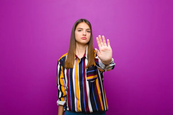 Jovem Bonita Mulher Olhando Sério Popa Descontente Irritado Mostrando Palma — Fotografia de Stock