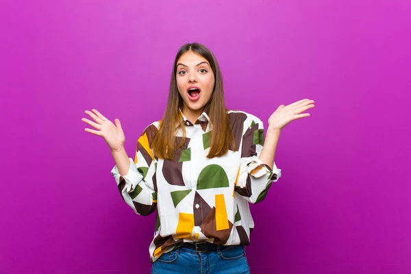 Jonge Mooie Vrouw Kijken Geschokt Verbaasd Met Kaak Viel Verrassing — Stockfoto