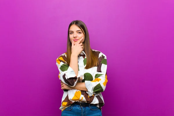 Jonge Mooie Vrouw Zoek Serieus Attent Wantrouwig Met Een Arm — Stockfoto