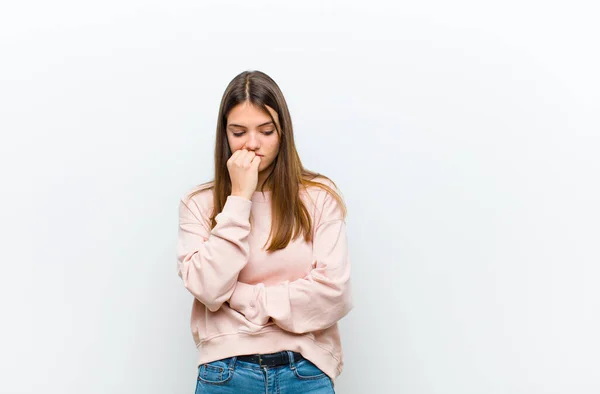 Junge Hübsche Frau Fühlt Sich Ernst Nachdenklich Und Besorgt Starrt — Stockfoto