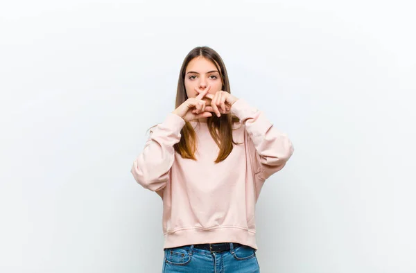 Junge Hübsche Frau Schaut Ernst Und Unzufrieden Mit Beiden Fingern — Stockfoto