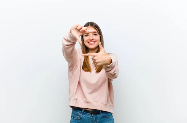 Ung Vacker Kvinna Känner Sig Glad Vänlig Och Positiv Ler — Stockfoto