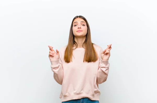 Jonge Mooie Vrouw Kruisen Vingers Angstig Hopen Geluk Met Een — Stockfoto