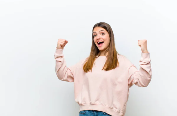 Jong Mooi Vrouw Schreeuwen Triomfantelijk Zoek Als Opgewonden Gelukkig Verrast — Stockfoto