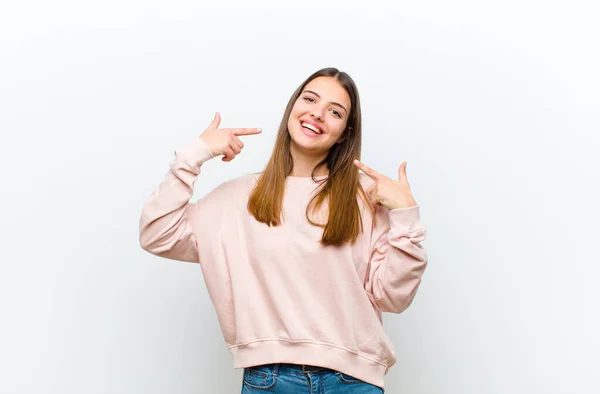 Jonge Mooie Vrouw Glimlachen Zelfverzekerd Wijzen Naar Eigen Brede Glimlach — Stockfoto