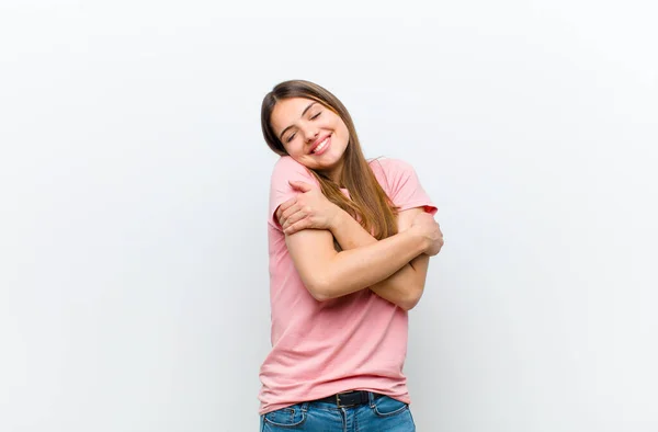 Junge Hübsche Frau Die Verliebt Ist Lächelt Kuschelt Und Umarmt — Stockfoto