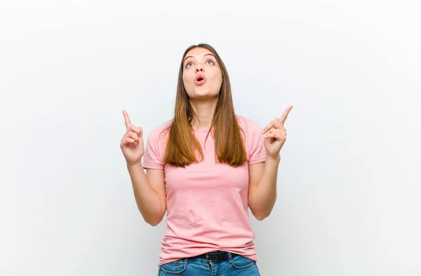 Jong Mooi Vrouw Gevoel Ontzagwekkend Open Mond Wijzen Omhoog Met — Stockfoto