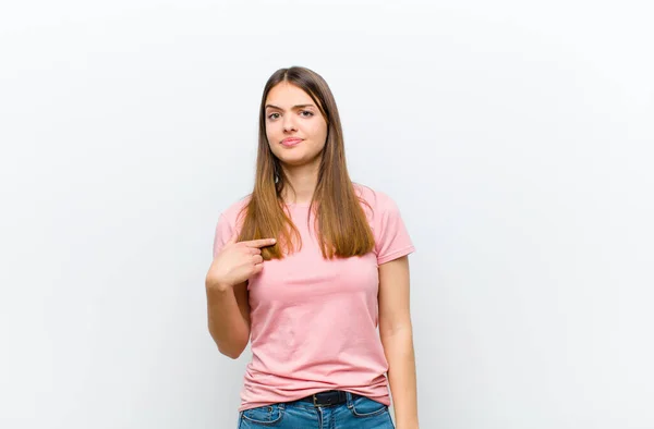 Joven Bonita Mujer Buscando Orgulloso Seguro Feliz Sonriendo Apuntando Mismo —  Fotos de Stock