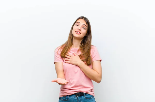 Ung Vacker Kvinna Känner Sig Glad Och Kär Ler Med — Stockfoto