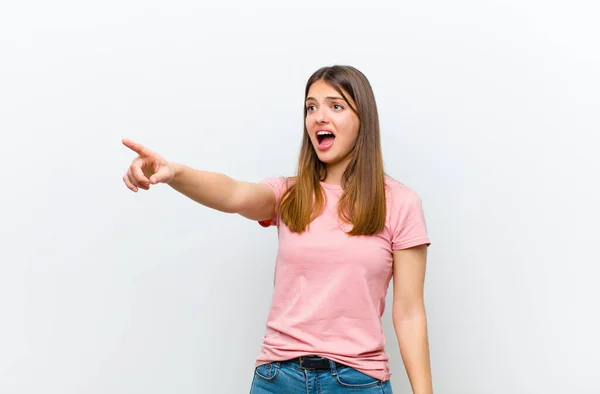 Young Pretty Woman Feeling Shocked Surprised Pointing Looking Upwards Awe — Stock Photo, Image