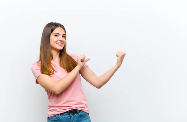 Junge Hübsche Frau Lächelt Fröhlich Und Zeigt Beiläufig Auf Den — Stockfoto