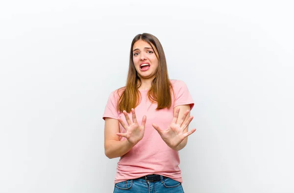 Jeune Jolie Femme Sentant Terrifiée Reculant Criant Horreur Panique Réagissant — Photo