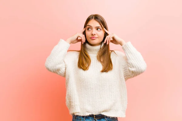 Giovane Bella Donna Sentirsi Confusa Dubitare Concentrandosi Idea Pensando Intensamente — Foto Stock