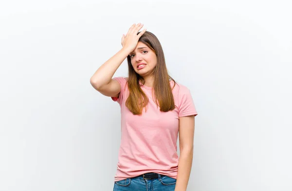 Young Pretty Woman Raising Palm Forehead Thinking Oops Making Stupid — Stock Photo, Image