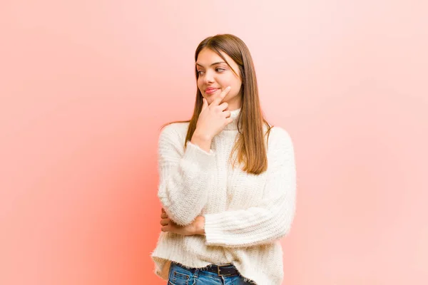 Jovem Mulher Bonita Sorrindo Com Uma Expressão Feliz Confiante Com — Fotografia de Stock