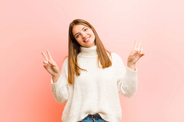 Joven Bonita Mujer Sonriendo Buscando Feliz Amistosa Satisfecha Gestando Victoria —  Fotos de Stock