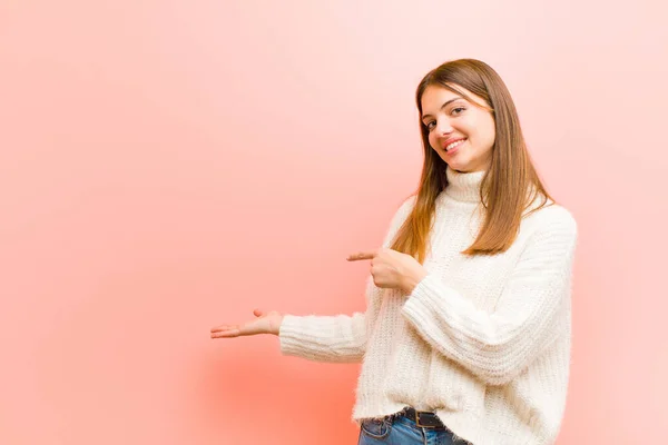 Joven Bonita Mujer Sonriendo Sintiéndose Feliz Despreocupada Satisfecha Apuntando Concepto —  Fotos de Stock