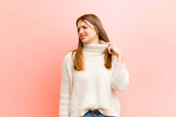 Jovem Mulher Bonita Sentindo Estressado Ansioso Cansado Frustrado Puxando Pescoço — Fotografia de Stock