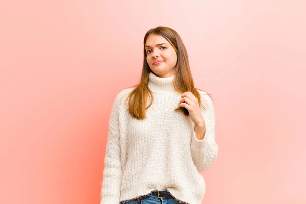 Jovem Bonita Mulher Olhando Arrogante Bem Sucedido Positivo Orgulhoso Apontando — Fotografia de Stock