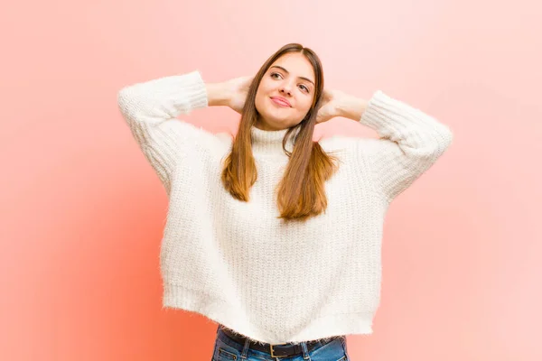 Jovem Mulher Bonita Sorrindo Sentindo Relaxado Satisfeito Despreocupado Rindo Positivamente — Fotografia de Stock