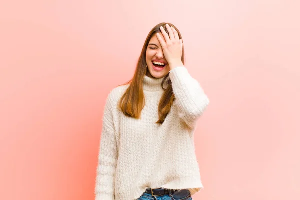 Junge Hübsche Frau Lacht Und Klopft Sich Auf Die Stirn — Stockfoto