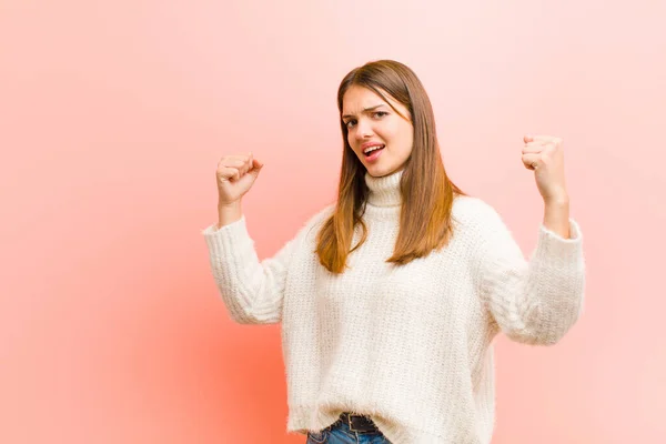 Junge Hübsche Frau Schreit Triumphierend Sieht Aus Wie Eine Aufgeregte — Stockfoto