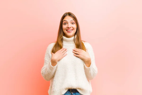 Joven Bonita Mujer Buscando Feliz Sorprendido Orgulloso Emocionado Apuntando Mismo —  Fotos de Stock