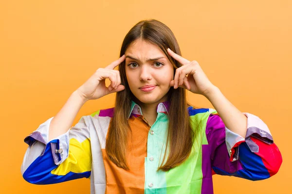 Junge Hübsche Frau Mit Ernstem Und Konzentriertem Blick Brainstorming Und — Stockfoto