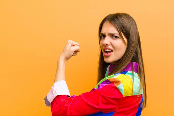 Junge Hübsche Frau Die Sich Glücklich Zufrieden Und Kraftvoll Fühlt — Stockfoto