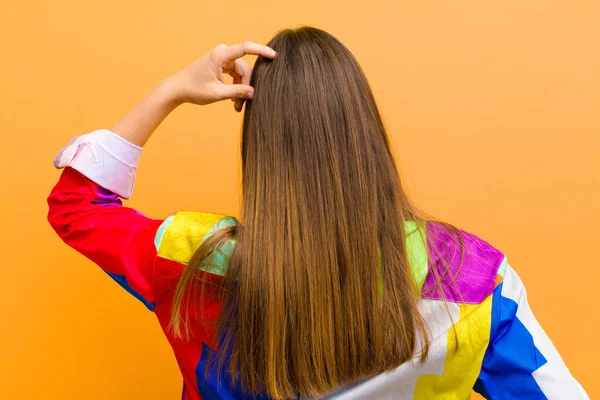 Jovem Bonita Mulher Sentindo Indolente Confuso Pensando Uma Solução Com — Fotografia de Stock