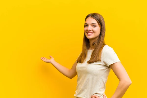 Giovane Bella Donna Sentirsi Felice Allegro Sorridente Accogliente Invitandovi Entrare — Foto Stock