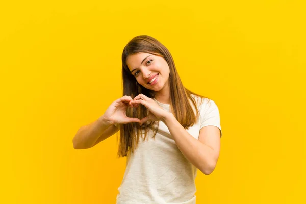 Junge Hübsche Frau Lächelt Und Fühlt Sich Glücklich Niedlich Romantisch — Stockfoto