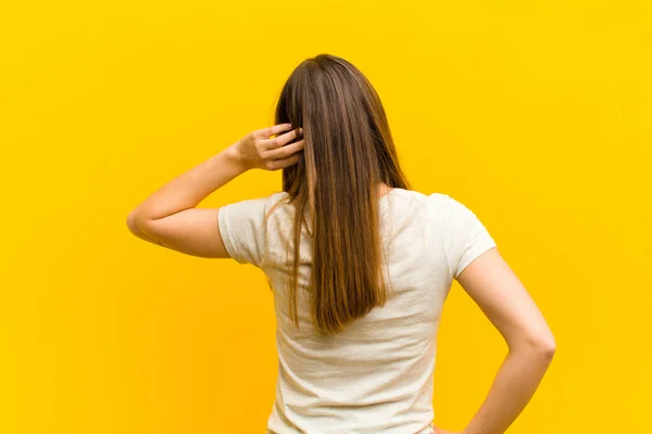 Junge Hübsche Frau Denkt Oder Zweifelt Kratzt Kopf Fühlt Sich — Stockfoto