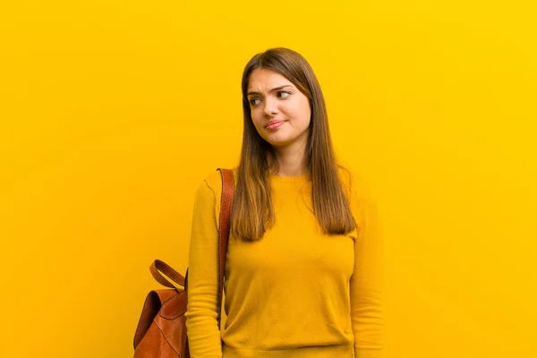 아름다운 아이디어를 생각하고 공상하고 주황색 반대되는 공간을 복사하려고 합니다 — 스톡 사진