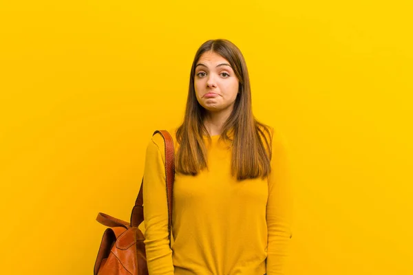 Ung Vacker Kvinna Känner Sig Ledsen Och Stressad Upprörd Grund — Stockfoto