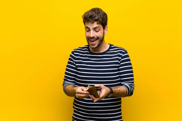 Jonge knappe man tegen oranje achtergrond — Stockfoto