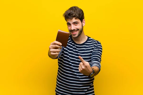 Jovem homem bonito contra fundo laranja — Fotografia de Stock