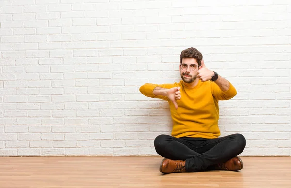 Jonge Knappe Man Zitten Vloer Tegen Baksteen Muur Textuur — Stockfoto