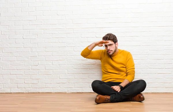 Ung Stilig Man Sitter Hemmaplan Mot Tegelvägg Konsistens — Stockfoto