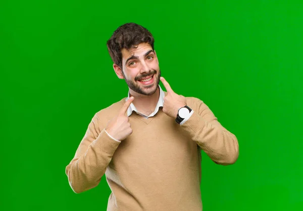 Jovem Empresário Sorrindo Confiantemente Apontando Para Próprio Sorriso Largo Positivo — Fotografia de Stock