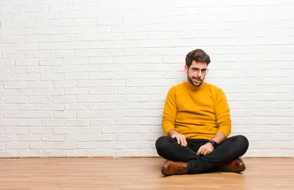 Jonge Knappe Man Zitten Vloer Tegen Baksteen Muur Textuur — Stockfoto