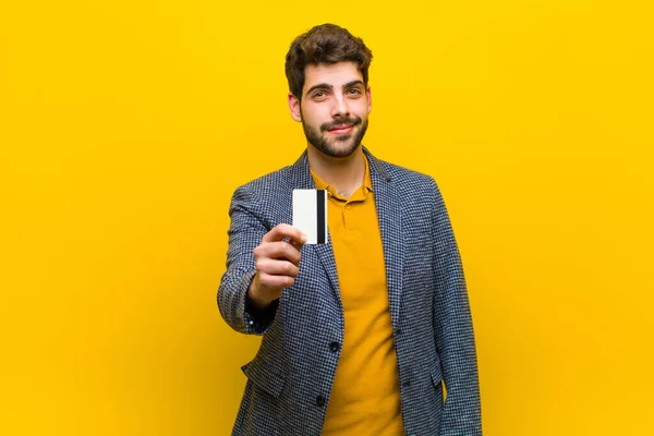 Jovem homem bonito contra fundo laranja — Fotografia de Stock