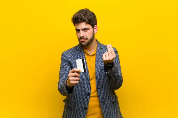 Jovem homem bonito contra fundo laranja — Fotografia de Stock