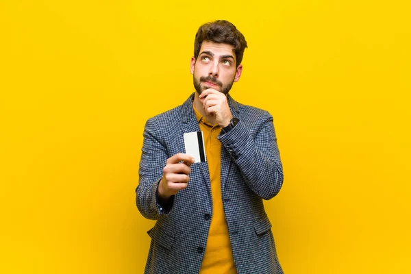 Jovem homem bonito contra fundo laranja — Fotografia de Stock