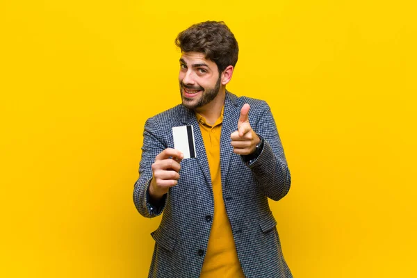 Jovem homem bonito contra fundo laranja — Fotografia de Stock