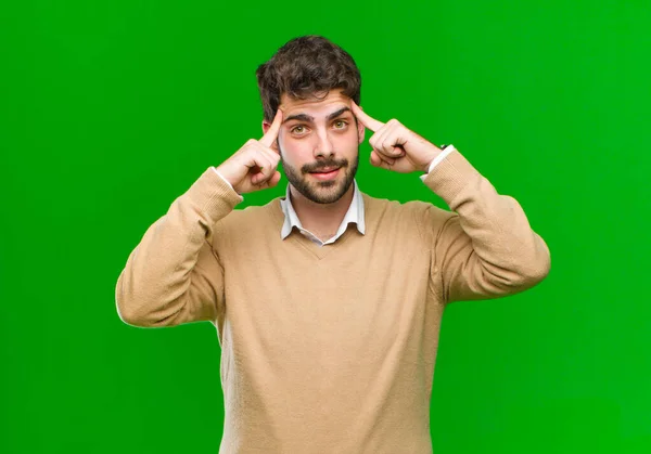 Mladý Podnikatel Vážným Soustředěným Vzhledem Brainstorming Přemýšlením Náročném Problému Zeleném — Stock fotografie