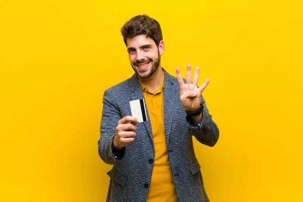 Jovem homem bonito contra fundo laranja — Fotografia de Stock