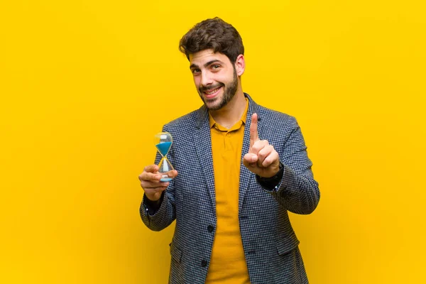 Jovem homem bonito contra fundo laranja — Fotografia de Stock